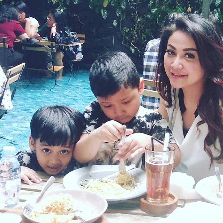 <p>Asik banget makan bersama di atas air. Ikutan dong he-he-he (Foto: Instagram @virnie_ismail)  </p>