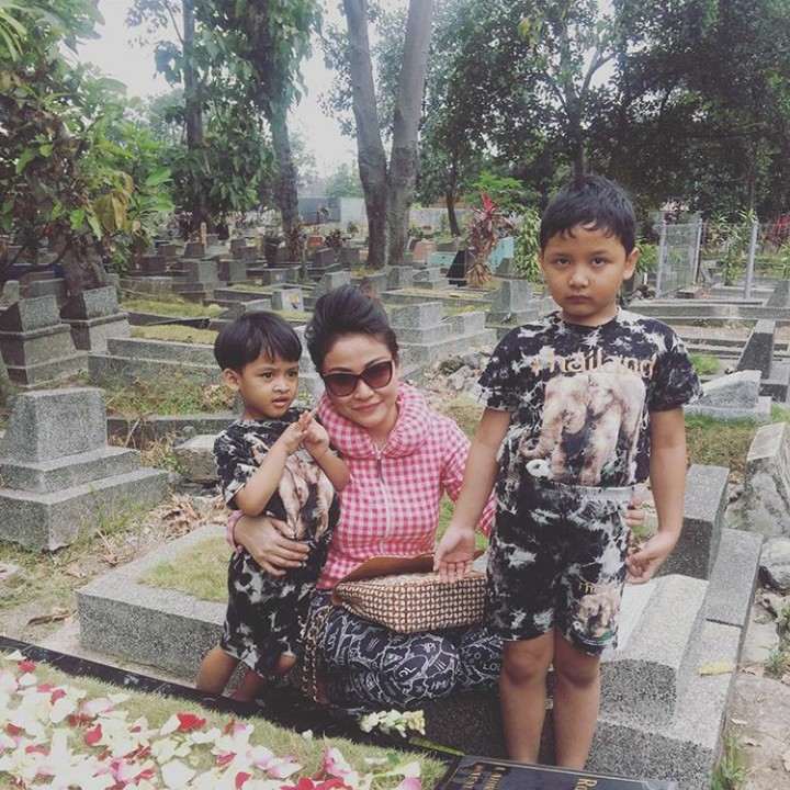 <p>Virnie Ismail memang membiasakan anaknya sejak kecil untuk nyekar ke makam kakek mereka yang telah tiada. (Foto: Instagram @virnie_ismail)</p>