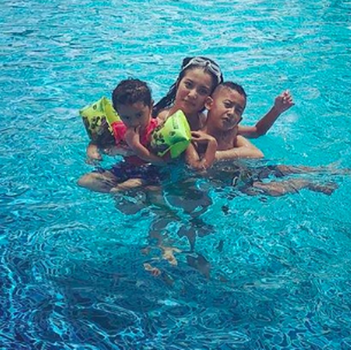 <p>Happy-nya yang lagi berenang bareng bunda tersayang. (Foto: Instagram/ @marcella.zalianty)</p>