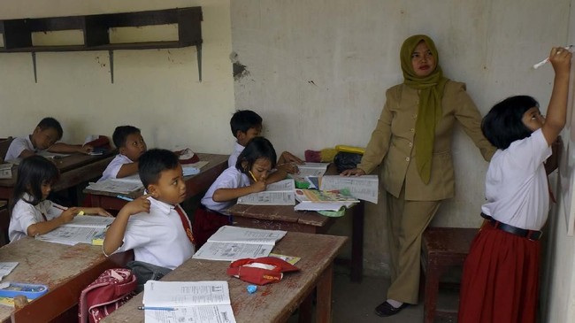 Mendikdasmen Abdul Mu'ti mengumumkan pembimbing dengan status PPPK diperbolehkan mengajar di sekolah swasta mulai tahun 2025.