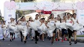 FOTO: Ramai-ramai 'Kawin Lari' di Bangkok Bangkok punya acara tahunan yang unik yaitu dengan kompetisi lari para pengantin untuk memperebutkan hadiah sponsor pernikahan dan bulan madu.