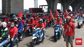 Massa Buruh Demo di Tanjung Priok Menolak Upah Murah