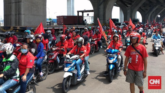Ratusan massa Konfederasi Persatuan Buruh Indonesia (KPBI) berunjuk rasa di Pelabuhan Tanjung Priok menentang upah murah dan pasar fleksibel.