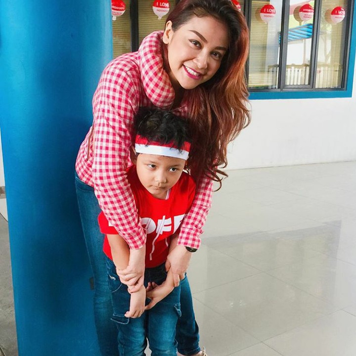 <p>Pakai baju merah putih gini, pasti habis merayakan 17-agustusan ya? Hayo habis ikut lomba apa? (Foto: Instagram @virnie_ismail)</p>
