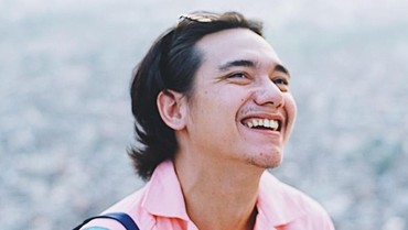 Senyum Adipati Dolken di Tengah Isu Putus dengan Vanesha Prescilla