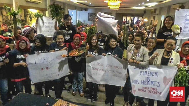 Mereka menyatakan banyak beredar kabar tak benar mengenai harga makanan. Para emak membawa pangan itu guna menunjukkan harga kebutuhan masih normal.