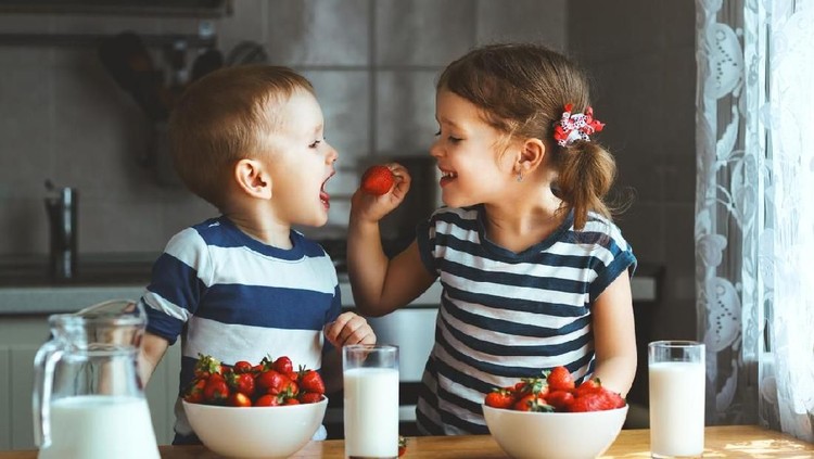 3 Cara Mengurangi Kecemburuan Kakak dan Adik Pasti ada saja rasa cemburu antara si kakak dan adik. Untuk menguranginya, ikuti 3 cara berikut ini ya, Bun.
