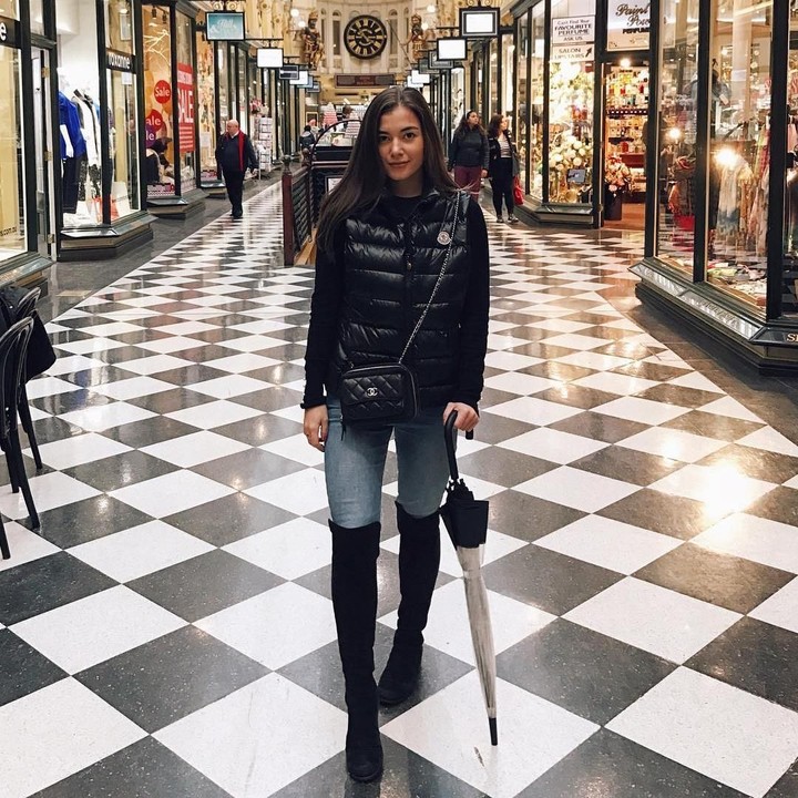 <p>Anisha memiliki bisnis fashion yang diberi nama Silk Collective. Selain itu, Anisha juga terjun ke bisnis travel bersama teman baiknya. (Foto: Instagram: @anishaik)</p>
