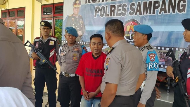 Seorang pria di Sampang, Madura, Jawa Timur tewas ditembak menggunakan senjata rakitan. Peristiwa itu bermula dari cekcok karena status Facebook.