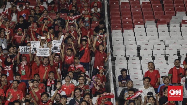 Calo-calo tiket yang berkeliaran di area Stadion Utama Gelora Bung Karno (SUGBK) kesulitan mendapatkan tiket Indonesia vs Malaysia, Kamis (5/9).