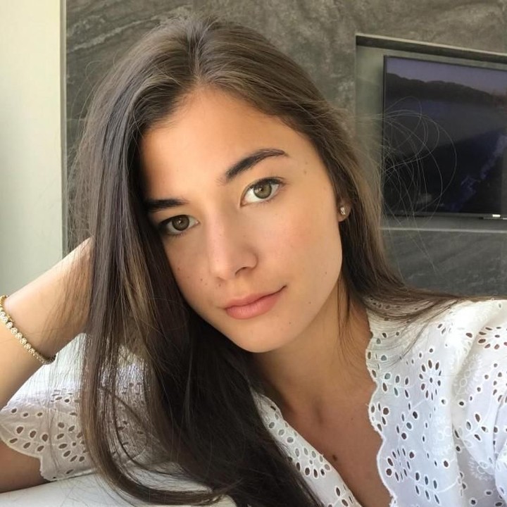 <p>Wajah cantik Anisha enggak kalah dengan selebriti papan atas ya. Mengunggah foto bare face pun wajahnya cantik penuh pesona. (Foto: Istimewa)</p>