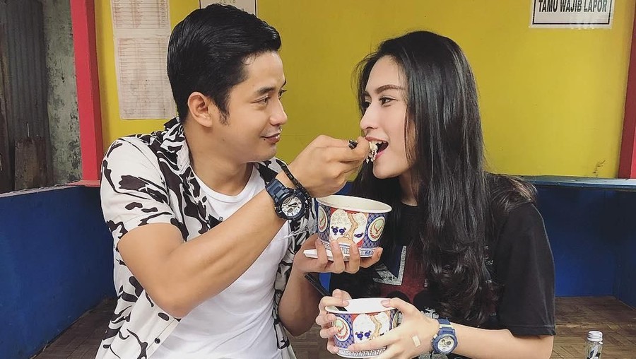 Deretan curhatan Angbeen Rishi, kekasih Adly Fairuz yang pidanakan sang ibunda atas kasus pencemaran nama baik.