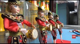 VIDEO: Boneka ala Barbie Berbusana Penari Reog Kendang