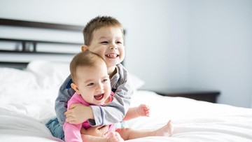 IBU MENYUSUI 2 BAYI? INI KELEBIHAN & KEKURANGAN TANDEM NURSING