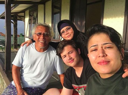 9 Potret Menyejukkan Musisi Legendaris Iwan Fals dan Keluarga
