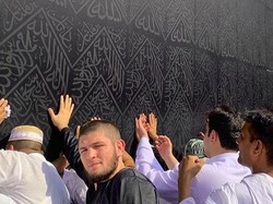 Alhamdulillah, Jemaah Bisa Sentuh Kabah Lagi Setelah Pembatas Dibuka