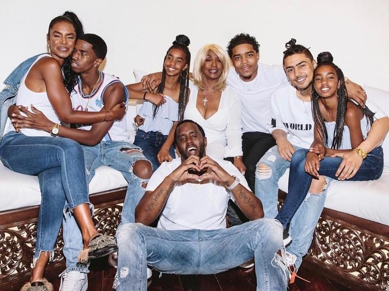 Mantan model cantik, Kim Porter, mengembuskan nafas terakhirnya pada 16 November 2018. Ia harus meninggalkan anak-anaknya dan pasangannya, P. Diddy.