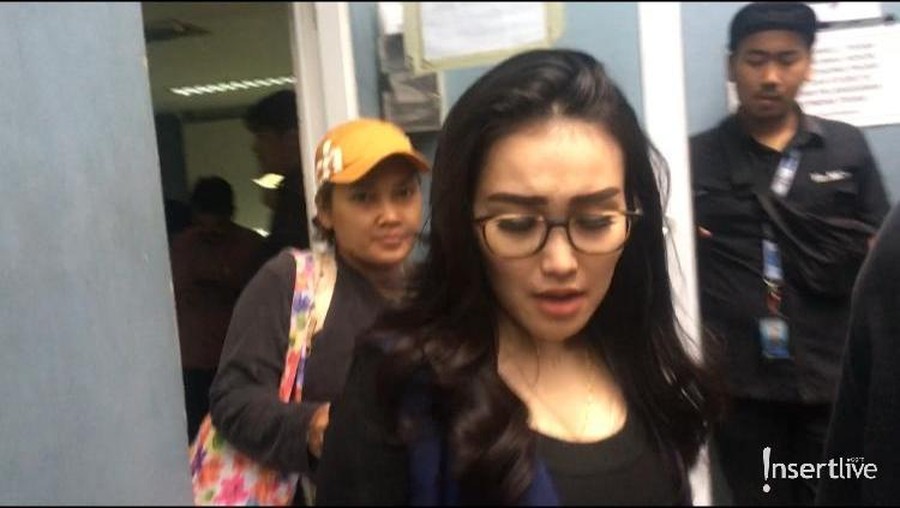 Ayu Ting Ting justru kabur saat ditanya tentang kabar kedekatannya dengan Robby Purba. 