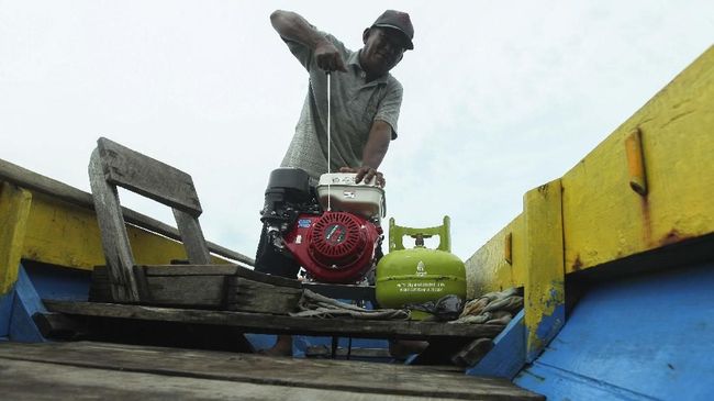 Presiden Jokowi menerbitkan aturan baru yang mengatur pemberian LPG dan pompa air gratis kepada nelayan dan petani kecil demi meningkatkan kesejahteraan mereka.