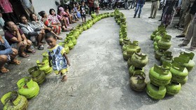 FOTO: Antrean Panjang Demi LPG 3 Kg di Palembang