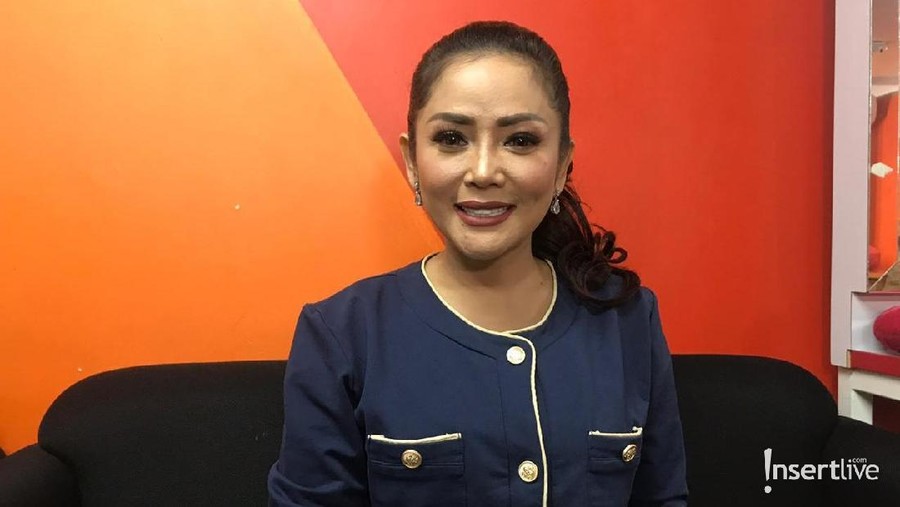 Pedangdut, Kristina, telah lama bercerai dengan Al Amin Nasution. Ia pun kini menutup rapat mengenai kisah asmaranya kepada publik.