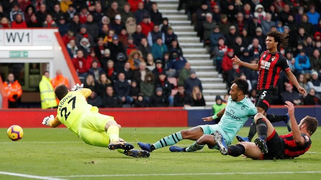 Arsenal mencoba meramaikan persaingan papan atas kompetisi Liga Primer Inggris usai menang 2-1 atas Bournemouth di Stadion Vitality, Minggu (25/11).