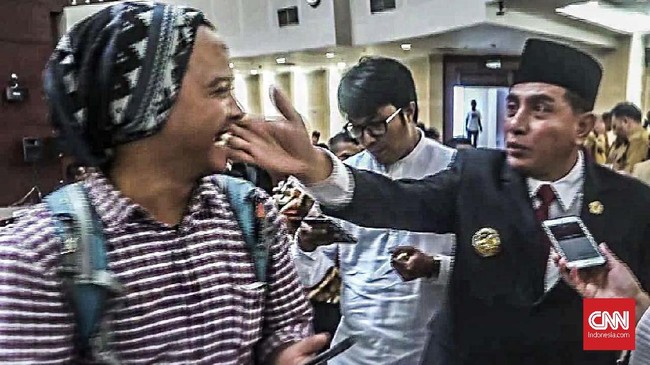Ketua Umum PSSI Edy Rahmayadi mengelus pipi salah satu wartawan saat disinggung soal desakan untuk mundur dari jabatannya.