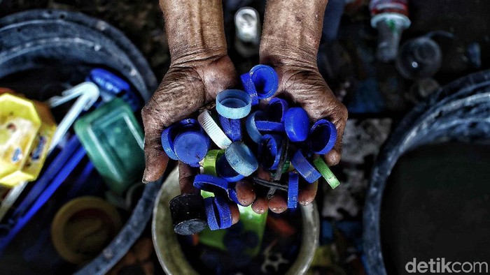 Daur ulang mengolah material bekas menjadi produk baru, mengurangi limbah dan dampak lingkungan. UMKM dapat berinovasi dan berkolaborasi untuk peluang baru.