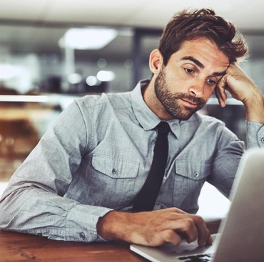 Dibayar Rp2 Miliar, Pria Ini Malah Ngeluh karena Kerjanya Cuman Baca Koran