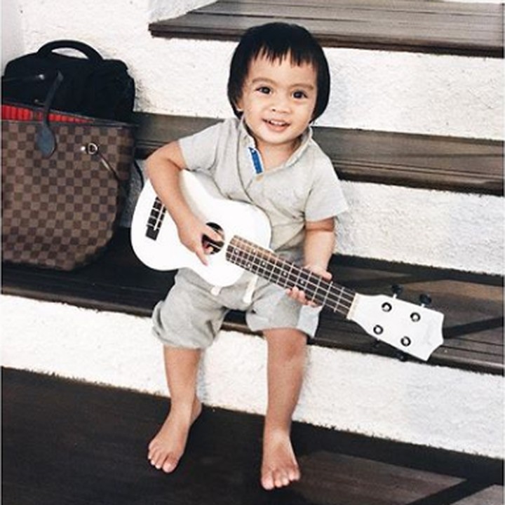 <p>Mau nyanyiin lagu apa nih <a href="https://hot.detik.com/celeb/d-3217444/dia-sekala-bumi-nama-anak-ayudia-bing-slamet-dan-ditto" target="_blank">Sekala</a>? Udah keren banget gayanya yah. (Foto: Instagram @ayudiac)   </p>