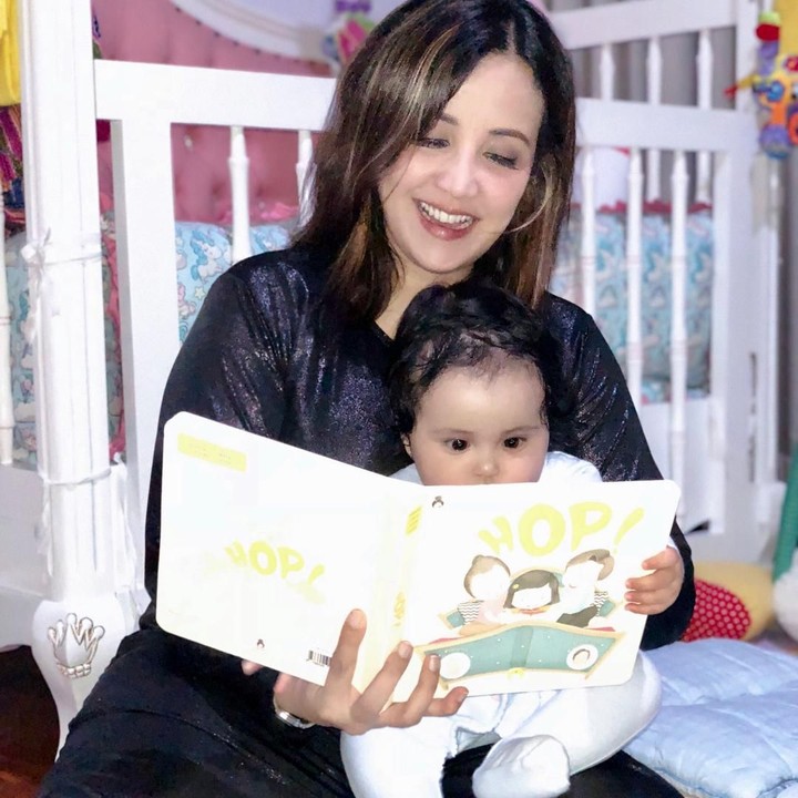 <p>Aya membiasakan budaya baca sejak Kylie kecil. Menurutnya, budaya membaca dapat mengoptimalkan perkembangan otak si kecil. (Foto: Instagram @andisorayabeatrix)</p>