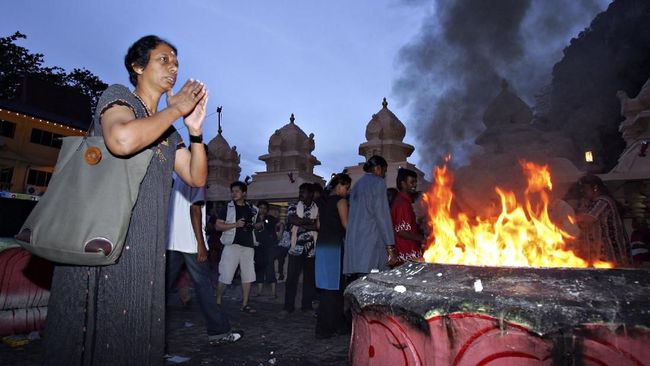 Penyerbuan Kuil Hindu Di Malaysia Belasan Orang Terluka