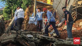 Anies Sebut Bangunan Longsor di Pasar Rebo Tak Punya IMB