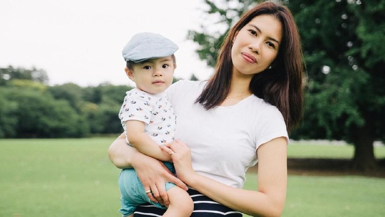Menggendong memang punya dampak positif bagi Bunda dan anak. Tapi, sampai kapan ini bisa dilakukan?