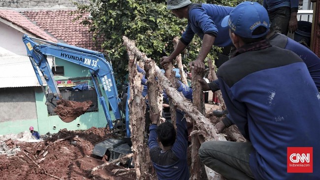 FOTO: Penanganan Longsor di Pasar Rebo