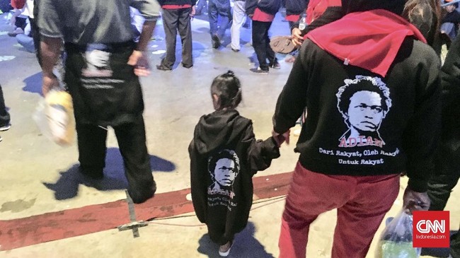Terpantau pula sejumlah anak di bawah umur dan balita berseliweran dan digendong di dalam lokasi palantikan relawan Pospera yang dihadiri Jokowi di Bogor.