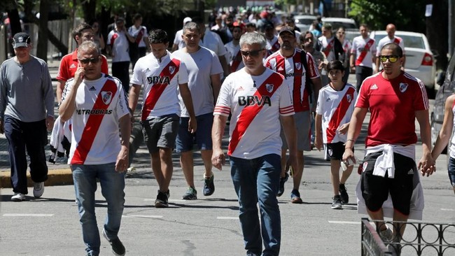 Wali Kota Buenos Aires Horacio Rodriguez Larreta menuding kelompok suporter River Plate sebagai mafia sepak bola menyusul serangan terhadap bus Boca Juniors.