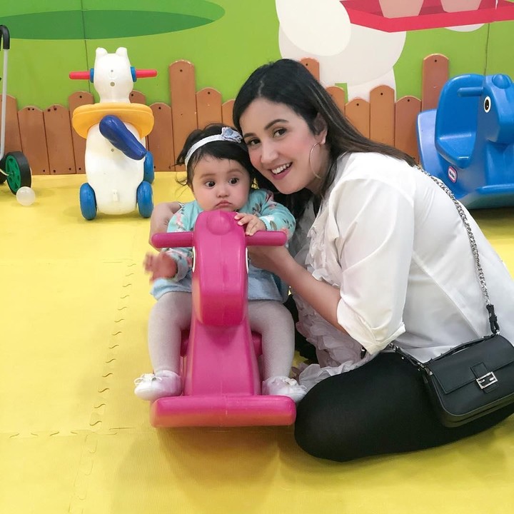 <p>Andi Soraya kerap menghabiskan waktu bersama Kylie di playground. Saking serunya menghabiskan waktu bersama si kecil, Soraya sampai merasa baru punya anak satu lho. (Foto: Instagram @andisorayabeatrix)</p>