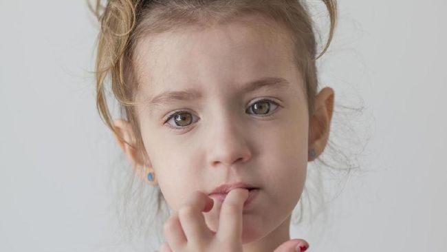 4 Tips Hentikan Kebiasaan Anak Menggigit Kuku
