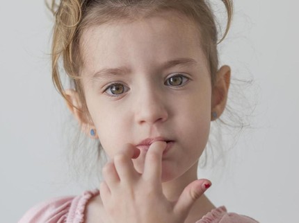 4 Tips Hentikan Kebiasaan Anak Menggigit Kuku