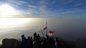 FOTO: Menggapai Puncak Arjuno