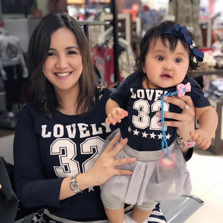 <p>Andi Soraya sering tampil kembaran nih dengan Baby Kylie. Mengenakan kaus bernuansa biru, membuat keduanya terlihat cantik banget. (Foto: Instagram @andisorayabeatrix)</p>