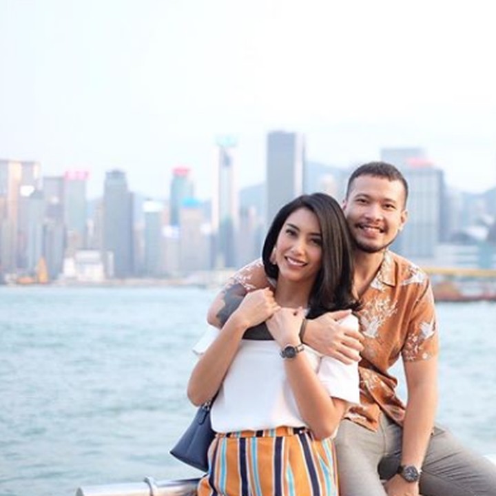 <p>Raiden bisa dibilang sosok yang romantis. Dia nggak pernah jaim untuk memuji istrinya di depan umum bahkan pada media. (Foto: Instagram @tyasmirasih)</p>