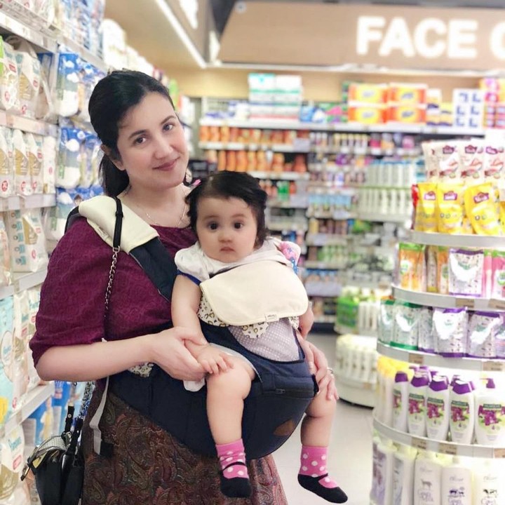 <p>Si Kecil Kylie ikut menemani Bunda Aya belanja bulanan nih. Lucu banget ya Kylie, sadar kamera saat difoto. (Foto: Instagram @andisorayabeatrix)</p>