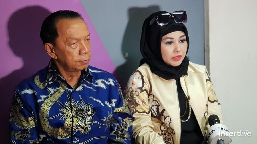 Setelah Angel Lelga, kini mantan istri Vicky Prasetyo, Vivi, yang melaporkan Vicky atas tuduhan penggelapan sebuah mobil yang sudah terjadi dua tahun silam.