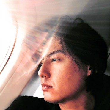 Cerita Roger Danuarta Jadi Mualaf dan Kenangan Terindah Bersama Ibunda