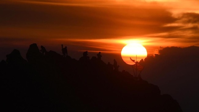 Pendaki berada di puncak Gunung Arjuno, Pasuruan, Jawa Timur. ANTARA FOTO/Zabur Karuru