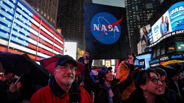 People watch on a video screen as the spaceship InSight, NASA's first robotic lander dedicated to studying the deep interior of Mars, lands on the planet's surface after a six-month journey, in Times Square in New York City, U.S., November 26, 2018. REUTERS/Brendan McDermid