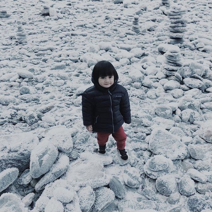 <p>Lagi di mana itu Sekala? Kayanya dingin banget di sana ya. (Foto: Instagram @ayudiac)</p>