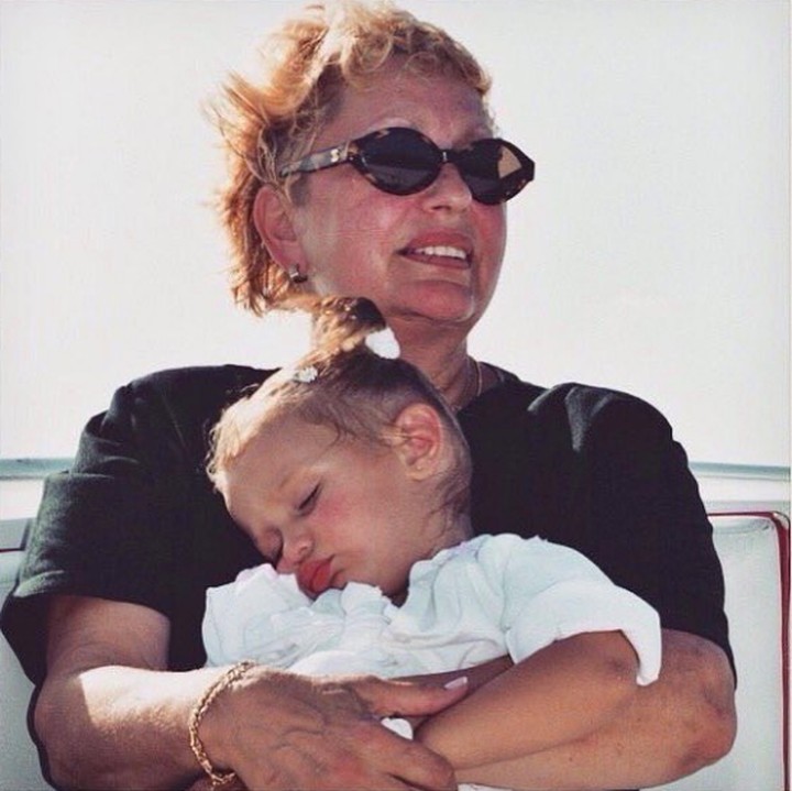Ternyata bakat model <a href="https://hot.detik.com/celeb/4313214/the-weeknd-dikabarkan-segera-lamar-bella-hadid" target="_blank">Bella Hadid</a> diwariskan dari sang ibu, Yolanda Hadid nih, Bun. Pantas saja, Bela terlihat luwes banget saat melenggang di runway. (Foto: Instagram @bellahadid).